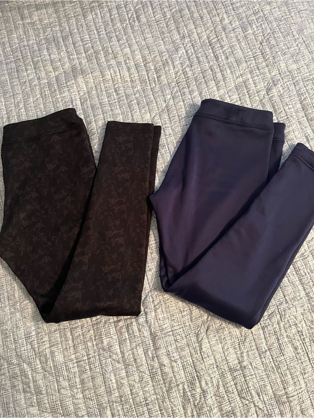 Set of 2 Women’s fleeced lined leggings black w/ subtle repeating pattern & navy